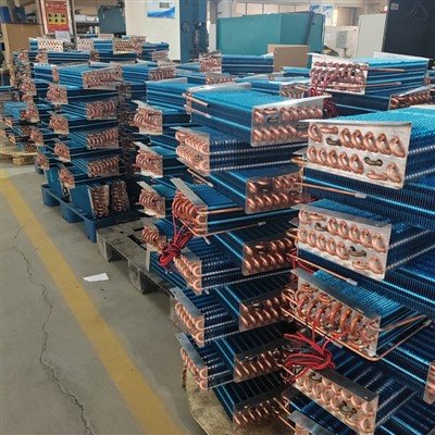 Kondenzator sa vertikalnim rebrima od bakrenih cijevi